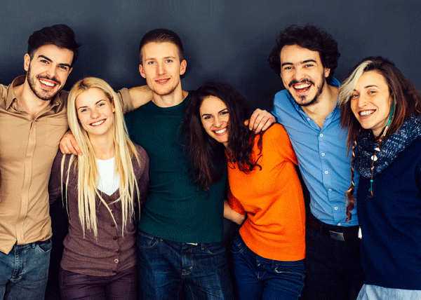 Gruppe junger lachender Personen, drei Frauen, drei Männer