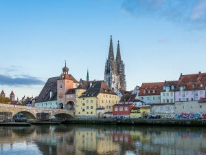 Foto der Stadtsilhouette von Regensburg mit Donau und historischer Stadtbrücke