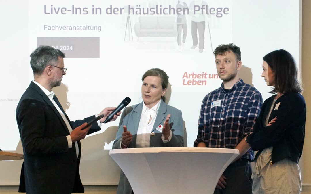 NDR Moderator interviewt Aldona Kucharczuk, daneben Johannes Reichhold und Lena Thombansen