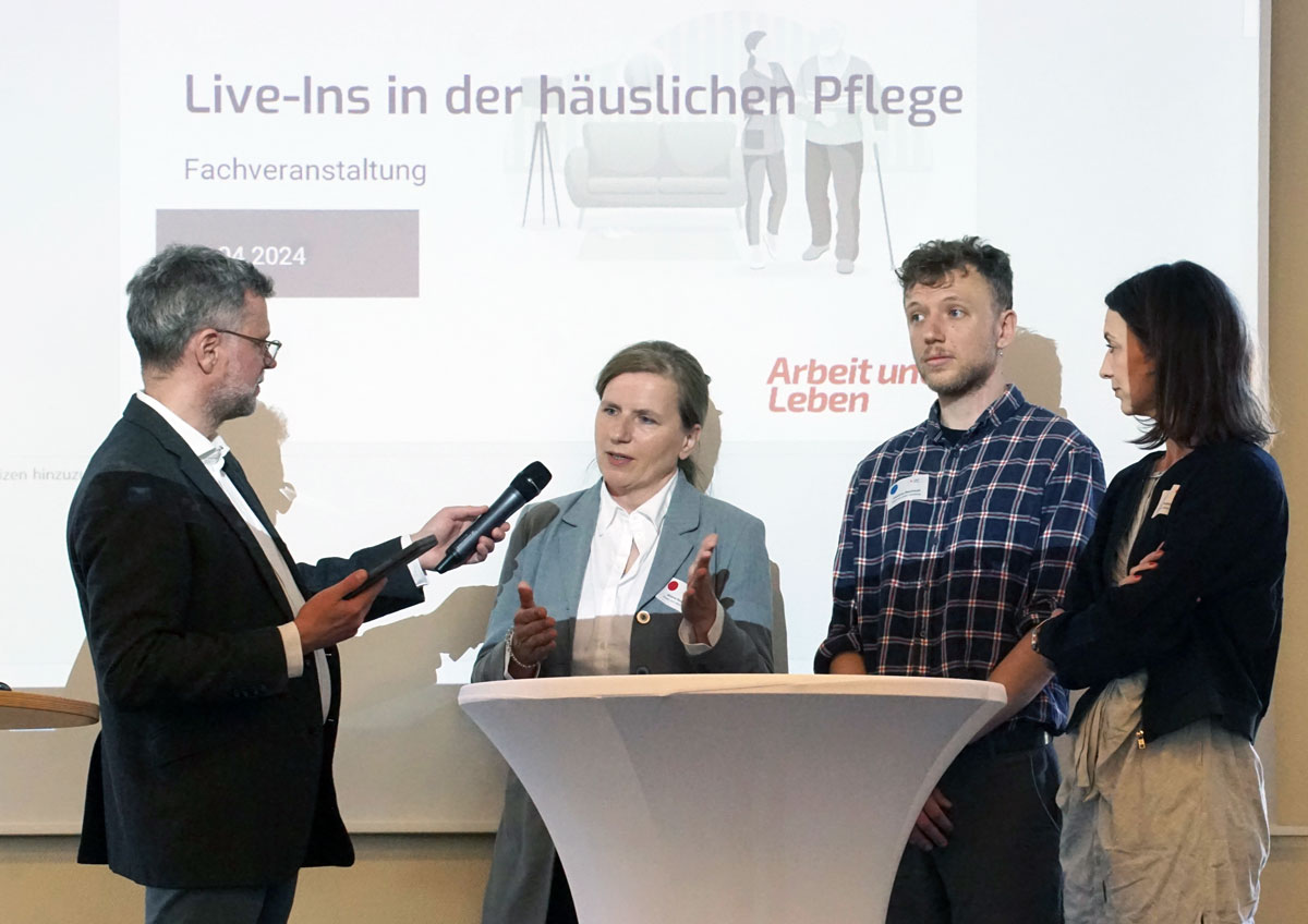 NDR Moderator interviewt Aldona Kucharczuk, daneben Johannes Reichhold und Lena Thombansen