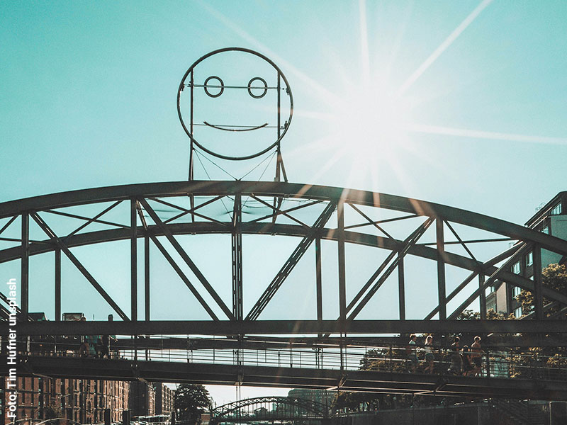 Foto einer Brücke in der Hamburger Speicherstadt, oben drauf ein Smiley in Stahlkonstruktion Foto einer Brücke in der Hamburger Speicherstadt, oben drauf ein Smiley in Stahlkonstruktion
