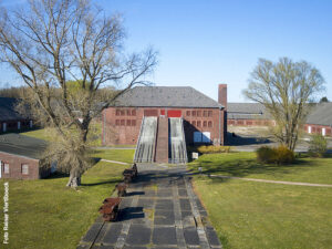 Foto des ehemalige Klinkerwerk mit Loren, KZ-Gedenkstätte Neuengamme
