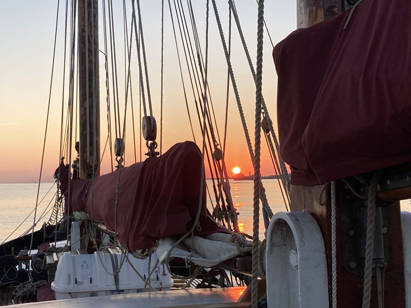 Foto eines Sonnenuntergangs an Deck des Segelschiffes Windsbraut