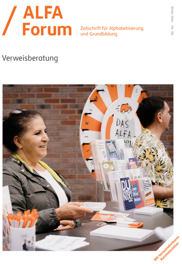 Titelbild der Zeitschrift Alfa Forum, Frau steht am Infostand und hält Flyer in der Hand.