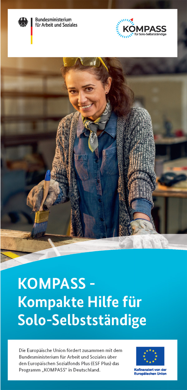 Infoflyer von Projekt Kompass – Kompakte Hilfe für Solo-Selbstständige. Foto einer Handwerkerin, die mit einem Pinsel etwas lackiert. Infoflyer von Projekt Kompass - Kompakte Hilfe für Solo-Selbstständige. Foto einer Handwerkerin, die mit einem Pinsel etwas lackiert.