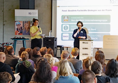 Bettina Ehrhardt HWK und Daphna Horwitz Arbeit und Leben Hamburg moderieren auf der Bühne