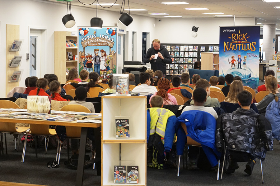 Lesung von Ulf Blanck vor Kindern aus der Grundschule in der Bücherhalle Billstedt Lesung von Ulf Blanck vor Kindern aus der Grundschule in der Bücherhalle Billstedt