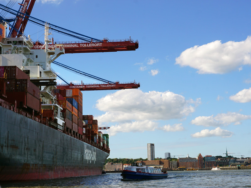 Containerschiff auf der Elbe im Hamburger Hafen Containerschiff auf der Elbe im Hamburger Hafen, im Hintergrund Stadtsilhouette