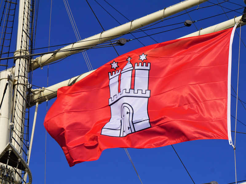 Fahne mit Hamburger Wappen weht am Schiffsmast