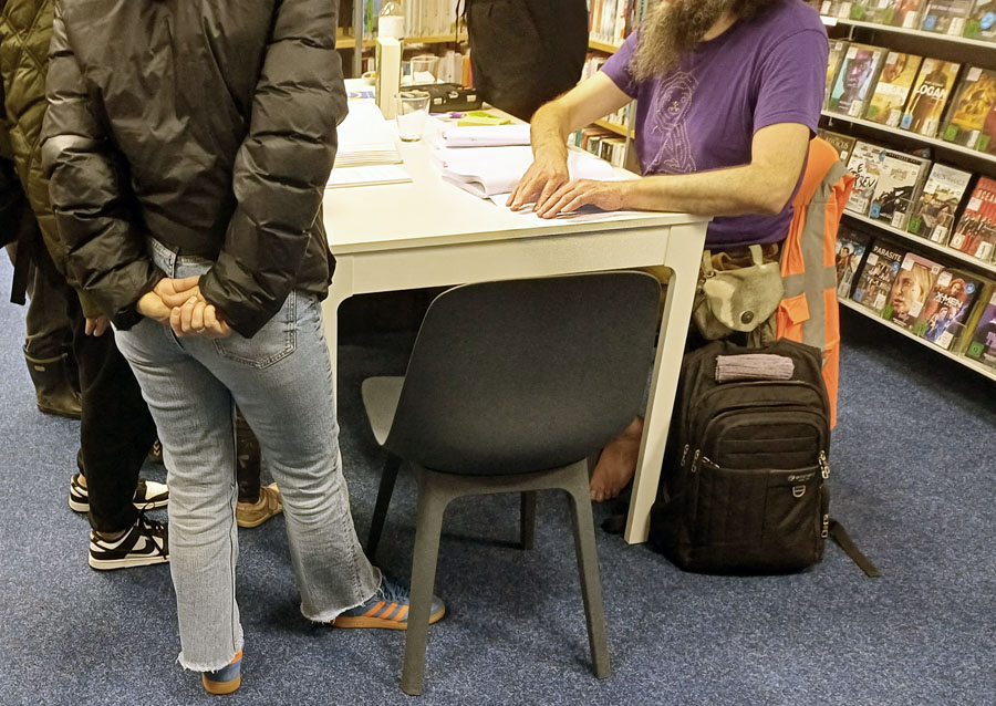 mit Fingern lesen Lesung von Ulf Blanck vor Kindern aus der Grundschule in der Bücherhalle Billstedt