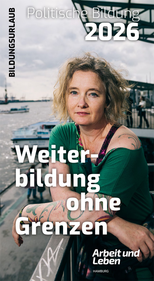 Titelbild Bildungsprogramm 2026: Frau am Hafen Titelbild Bildungsprogramm 2026: Frau am Hafen
