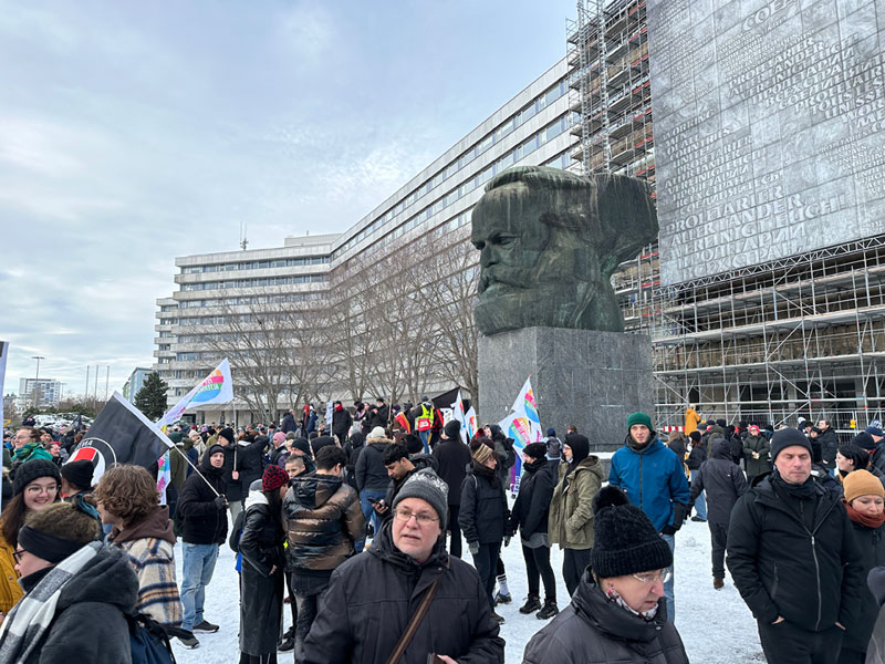 Chemnitz 2026 Demonstration vor Karl-Marx-Büste im winterlichen Chemnitz