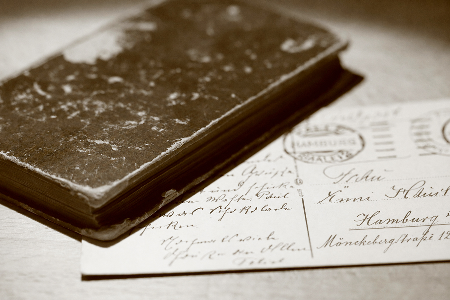 Tagebuch und historische Postkarte altes geschlossenes Tagebuch und historische Postkarte